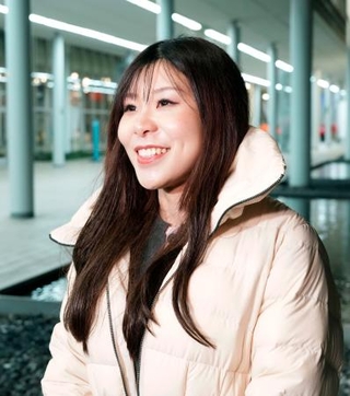 　スピードスケート男子５００メートルに出場した新濱立也のレースを観戦し、取材に応じる妻の吉田夕梨花＝１４日、イタリア・ミラノ（共同）