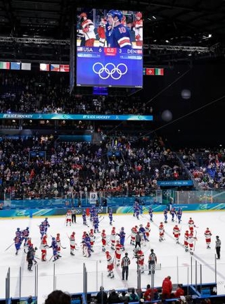 　試合を終え、健闘をたたえ合うアイスホッケー男子の米国とデンマークの選手たち＝１４日、イタリア・ミラノ（共同）