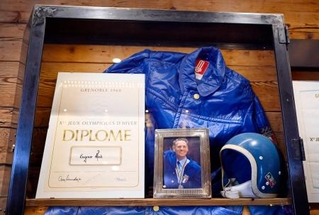 　エウジェニオ・モンティのヘルメットなどが飾られたショーケース＝６日、イタリア・コルティナダンペッツォ（共同）