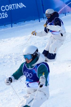 　男子デュアルモーグル１回戦　コブを攻める藤木豪心（奥）＝リビーニョ（共同）