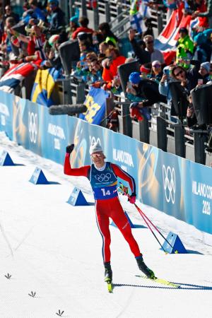 　男子３０キロリレー　ガッツポーズしながらゴールに向かうノルウェーの最終走者ヨハンネスヘスフロト・クレボ＝テーゼロ（共同）