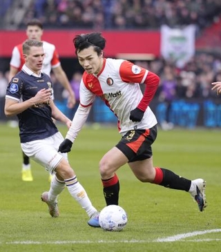 　ゴーアヘッド・イーグルス戦で攻め込むフェイエノールトの上田（右）＝ロッテルダム（共同）