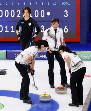 　日本-韓国　第９エンド、韓国のショットを見つめる吉村（左上）＝コルティナダンペッツォ（共同）