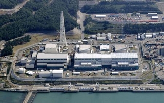 　新潟県の東京電力柏崎刈羽原発の（左から）５、６、７号機