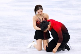 　ペア・ＳＰの演技を終え、木原龍一（手前）を心配そうに見る三浦璃来＝ミラノ（共同）