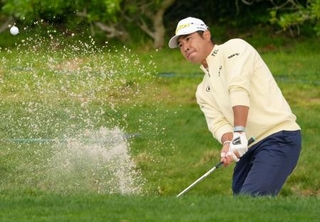 　最終ラウンド、１番でバンカーショットを放つ松山英樹。通算１８アンダーで８位＝ペブルビーチ・リンクス（共同）
