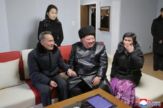 　北朝鮮兵遺族に提供される住宅を訪問する金正恩朝鮮労働党総書記（手前中央）。奥左は娘＝１５日、平壌（朝鮮中央通信＝共同）