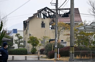 　火災が発生し、敷地内で血を流して倒れている男性が発見された住宅＝１６日午前１０時１８分、広島県東広島市