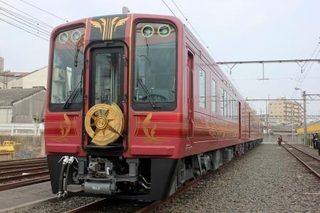 　南海電鉄の観光列車「グラン天空」＝１６日午前、大阪府河内長野市