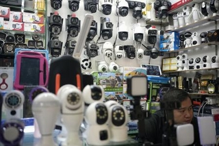 　中国広東省広州市の商店で売られている防犯カメラ＝２０２５年１０月（共同）