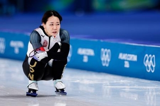 　スピードスケート女子５００メートルのレースを終え、しゃがみ込む吉田雪乃。１３位だった＝１５日、イタリア・ミラノ（共同）