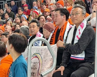 　スピードスケート女子の吉田雪乃のレースを見守る所属先「寿広」の太野真一さん（右端）＝１５日、イタリア・ミラノ（共同）