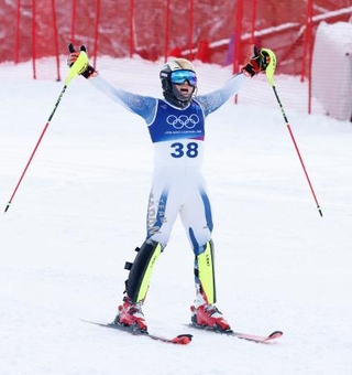 　男子回転　２回目でゴールし、両手を広げる相原史郎＝ボルミオ（共同）