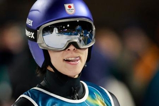 　男子スーパー団体　２回目の飛躍を終え、舌を出す小林陵侑＝プレダッツォ（共同）