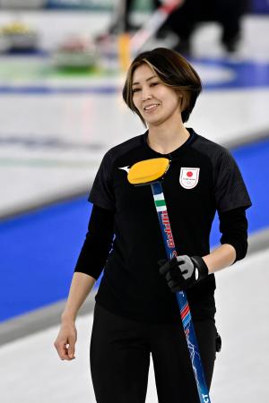 　日本-カナダ　第６エンド、ショットが決まらず得点を許した吉村＝コルティナダンペッツォ（共同）