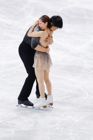 　ペア・フリーの演技を終え、抱き合う三浦璃来（手前）、木原龍一組＝ミラノ（共同）