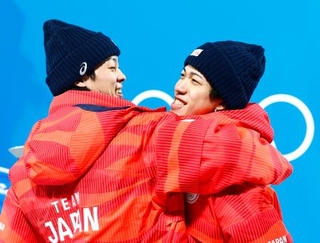 　男子スーパー団体の競技を終え、抱き合う小林陵侑（左）と二階堂蓮。悪天候のため２回目までの成績で順位が確定し、日本は６位だった＝プレダッツォ（共同）