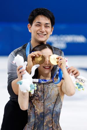 　ペアで金メダルを獲得した三浦璃来（手前）、木原龍一組＝ミラノ（共同）