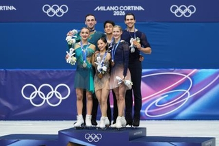 　１６日に行われたフィギュアスケート・ペアのメダリストたち。左のジョージア代表の２人と、右端のドイツ代表の男子選手がロシア出身だ（ＡＰ＝共同）