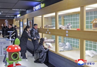 　平壌の和盛地区でペットショップを視察する北朝鮮の金正恩朝鮮労働党総書記（中央）と妻子＝１６日（朝鮮中央通信＝共同）