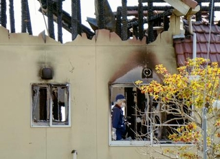 　住宅で火災が発生し、敷地内で男性が死亡しているのが見つかった事件の現場検証＝１７日午前１０時１４分、広島県東広島市