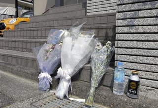 　殺害された新庄博志さんの自宅前に手向けられた花束＝２０２４年６月、大津市
