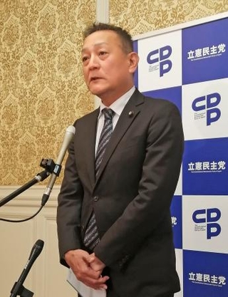 　記者団の取材に答える立憲民主党の斎藤参院国対委員長＝１７日午前、国会
