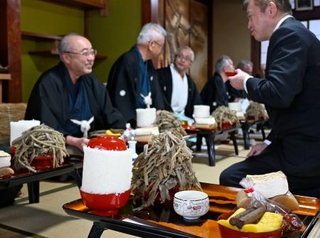 　「惣田正月十七日講」で振る舞われたゴボウ料理やご飯＝１７日午前、福井県越前市