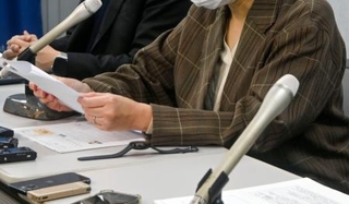 　記者会見する女性検事＝１７日午後、大阪市北区