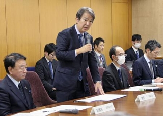 　気候変動適応推進会議で発言する石原環境相＝１７日午後、環境省