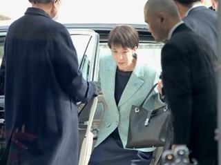 　首相官邸に入る高市首相＝１７日午前