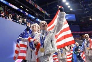 　ミラノ・コルティナ五輪のフィギュアスケート団体で金メダルを獲得し、手を振る米国のアンバー・グレン（手前右）＝８日、ミラノ（共同）