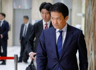 　中道改革連合の小川代表＝１７日午後、東京都千代田区