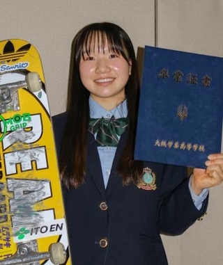 　大阪学芸高の卒業式後、取材に応じる西矢椛＝１７日、大阪市