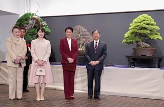 　第１００回国風盆栽展を鑑賞される天皇、皇后両陛下と愛子さま、寛仁親王妃信子さま＝１７日午後、東京都台東区の東京都美術館（代表撮影）