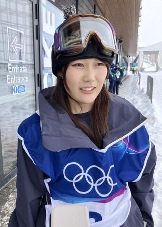 　女子スロープスタイル決勝が悪天候のため延期となり、取材に応じる村瀬心椛＝リビーニョ（共同）