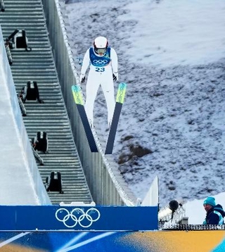 　男子個人ラージヒル　山本涼太の前半飛躍＝プレダッツォ（共同）