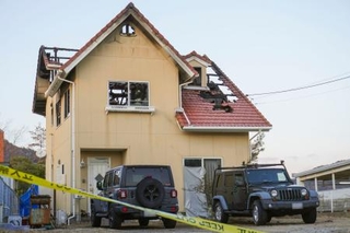 　火災が発生し男性が敷地内で死亡しているのが見つかった事件で、現場検証が行われた住宅＝１７日午後５時３４分、広島県東広島市（車のナンバープレートにぼかしを入れています）