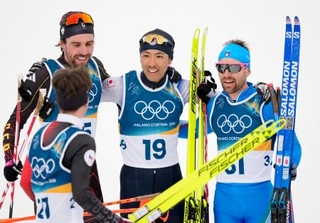 　男子個人ラージヒルを１９位で終え、ヨハネス・ルゼック（左奥）らと健闘をたたえ合う渡部暁斗（中央）＝テーゼロ（共同）