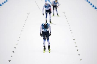 　男子個人ラージヒル　後半距離のゴールを前に一礼する渡部暁斗＝テーゼロ（共同）