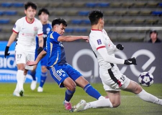 　町田-成都　前半、ゴールを狙う町田・徳村（中央）＝Ｇスタ