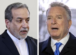 　イランのアラグチ外相（左）、米国のウィットコフ和平交渉担当特使（いずれもＡＰ＝共同）