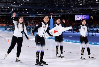 　ミラノ・コルティナ冬季五輪のスピードスケート女子団体追い抜きで銅メダルを獲得し、日の丸を掲げる（左から）堀川桃香、高木美帆、野明花菜、佐藤綾乃＝１７日、イタリア・ミラノ（共同）