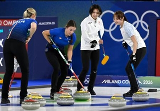 　日本-イタリア　第１０エンド、相手の最終ショットを見る（右から）小林、吉村＝コルティナダンペッツォ（共同）