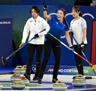 　日本-イタリア　第１０エンド、相手の最終ショットが決まり、肩を落とす吉村（左）と小林（右）＝コルティナダンペッツォ（共同）