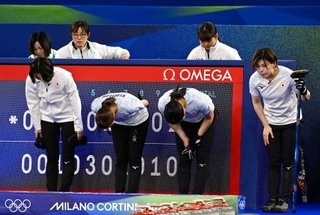 　イタリアに敗れ、一礼する（左から）吉村、小林、近江谷、小野寺。１次リーグ敗退が決まった＝コルティナダンペッツォ（共同）