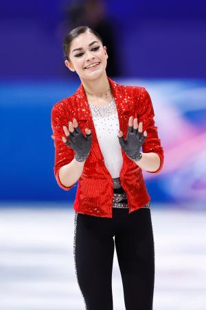 　女子ＳＰの演技を終え、手を振るアデリア・ペトロシャン＝ミラノ（共同）