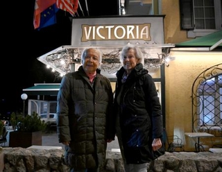 　７０年前の五輪で宿泊していたホテルを訪れ、マヌエラ・アンジェリさん（右）と記念撮影する猪谷千春さん＝１７日、コルティナダンペッツォ（共同）