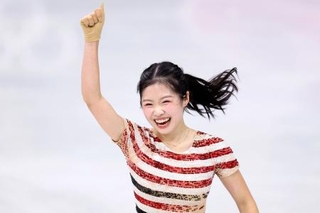 　女子ＳＰの演技を終え、ガッツポーズする中井亜美＝ミラノ（共同）