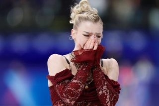 　女子ＳＰの演技を終え、涙ぐむアンバー・グレン＝ミラノ（共同）